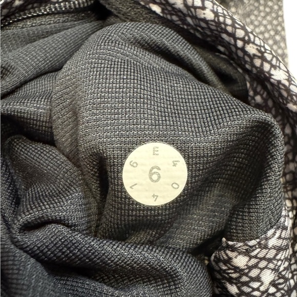 Lululemon Hit It Jacket Womens Size 6 Frozen Fizz Black White Zip Up Lightweight - Picture 7 of 9